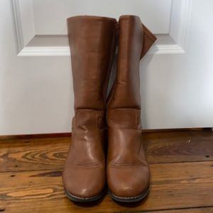 Brown boots with zipper.